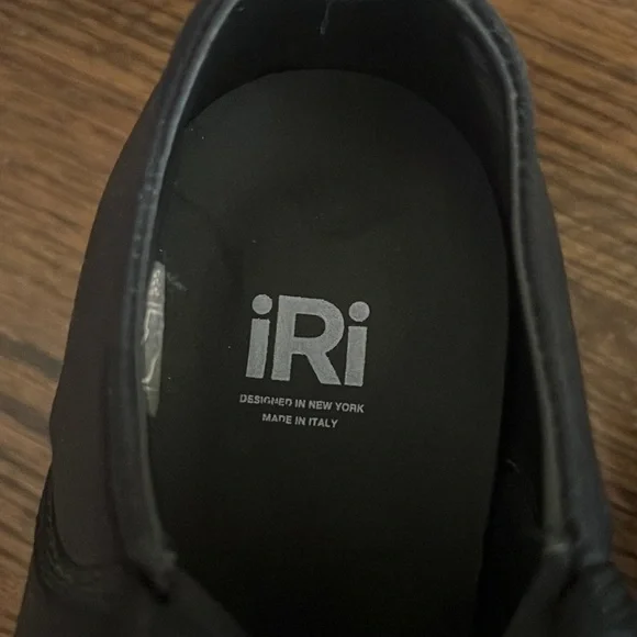 iRi Low Top Sneaker Size 6.5 (37) Black. Vegan! EUC - Picture 7 of 7